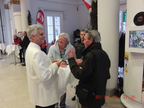 CIMG0284_sieht aus wie eine Geschenksuebergabe.jpg